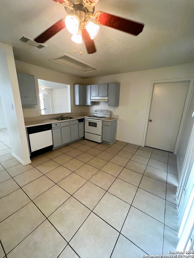 9638 Green Plains Dr, San Antonio, TX 78245