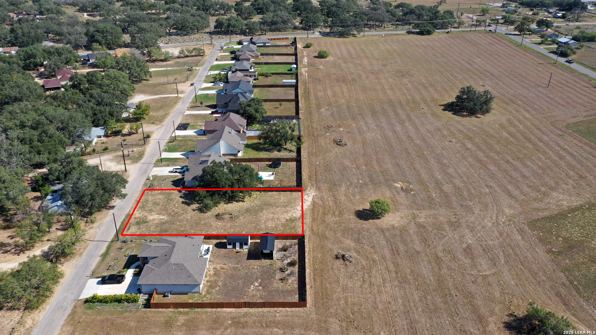 1108 Devine Dr, Devine, TX 78016
