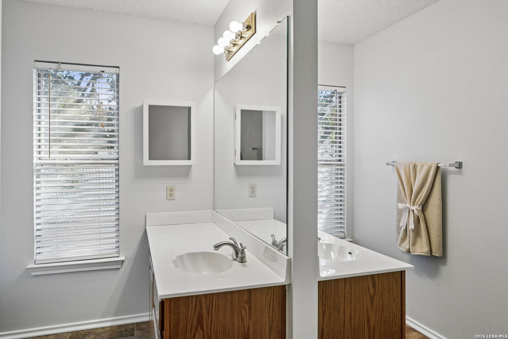 240 SAMANTHA DR, Schertz, TX 78154