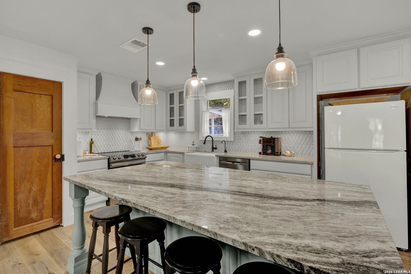 767 VALLEY OAKS DR, Canyon Lake, TX 78133