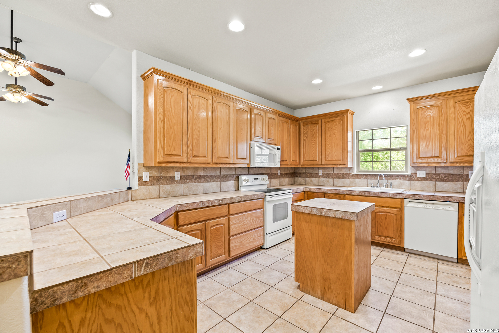 828 County Road 334, Stockdale, TX 78160