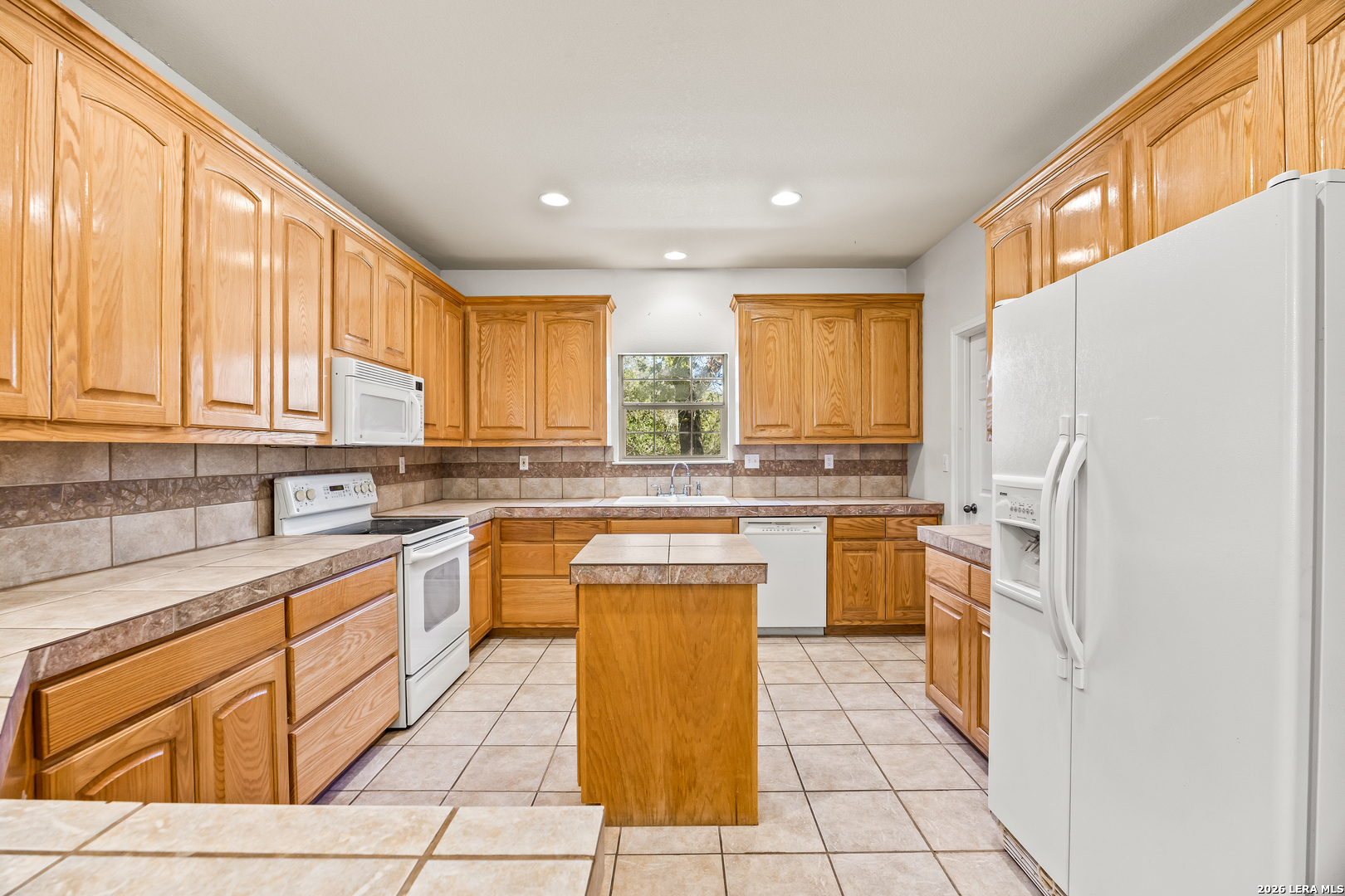 828 County Road 334, Stockdale, TX 78160
