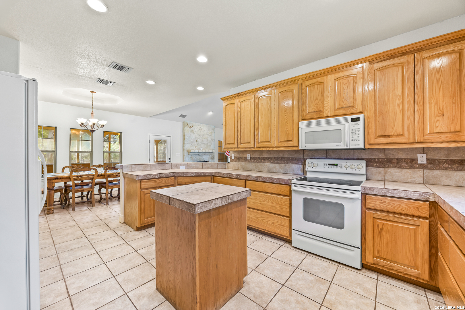 828 County Road 334, Stockdale, TX 78160