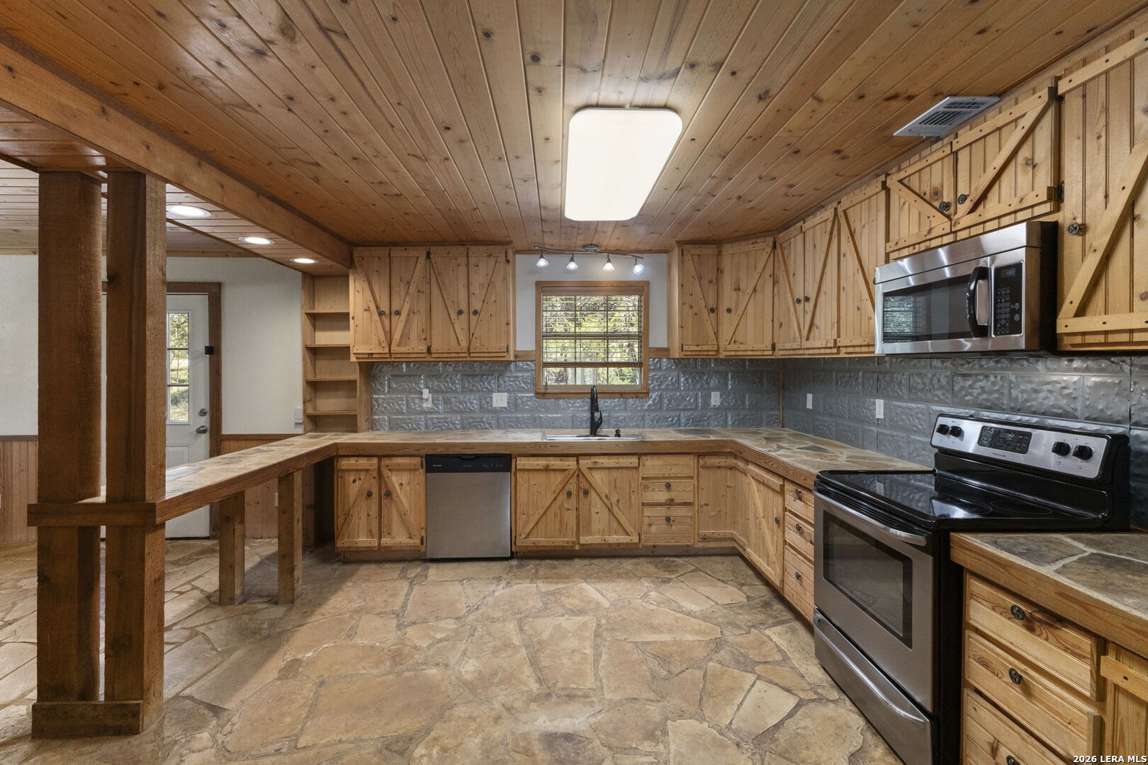 138 Comanche Path, Bandera, TX 78003