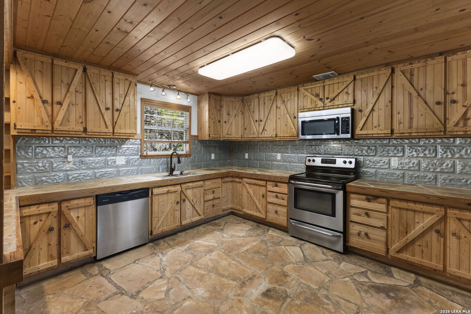 138 Comanche Path, Bandera, TX 78003