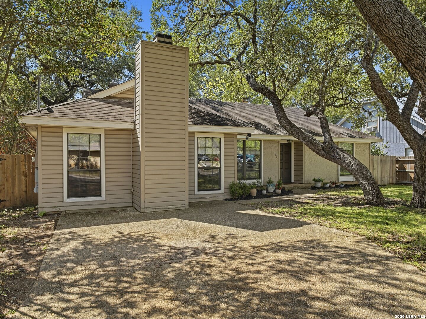 327 Deer Creek Dr, Boerne, TX 78006