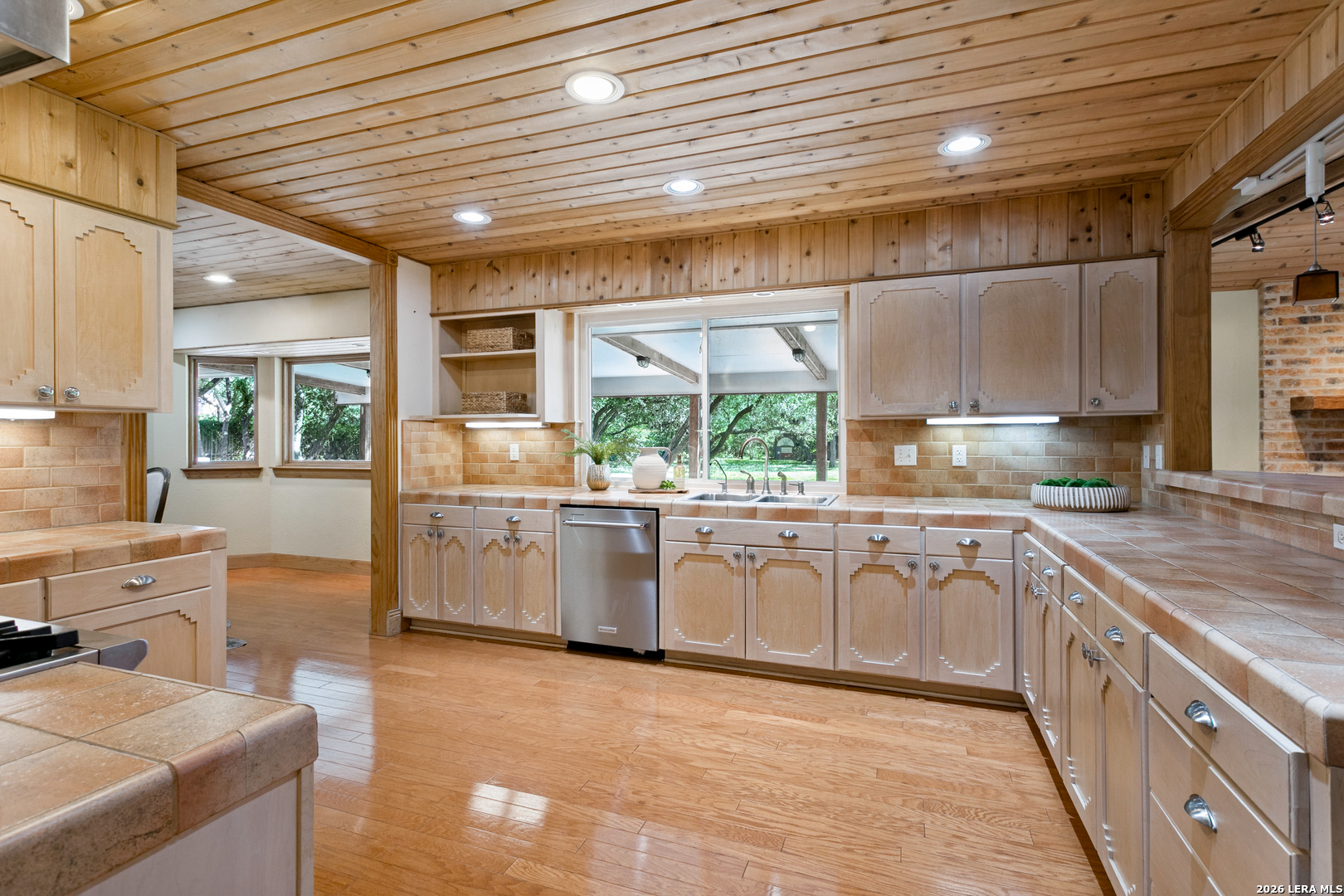 218 VILLAGE CIR, Hill Country Village, TX 78232