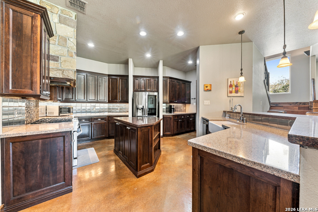 507 ENCHANTED OAK DR, La Vernia, TX 78121