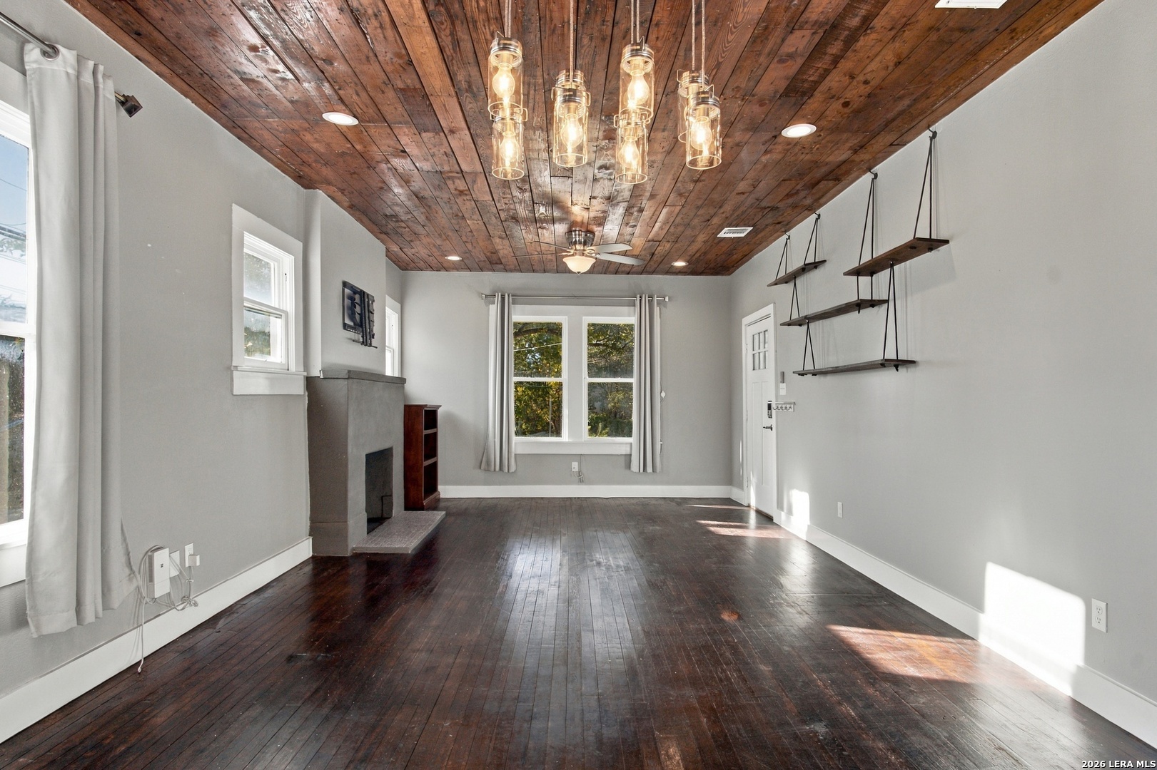 Photo 4 of Single family home for sale at 801 W Mistletoe Ave, San Antonio, TX 78212 | MLS# 2022892 | Listing updated on 2026-10-11