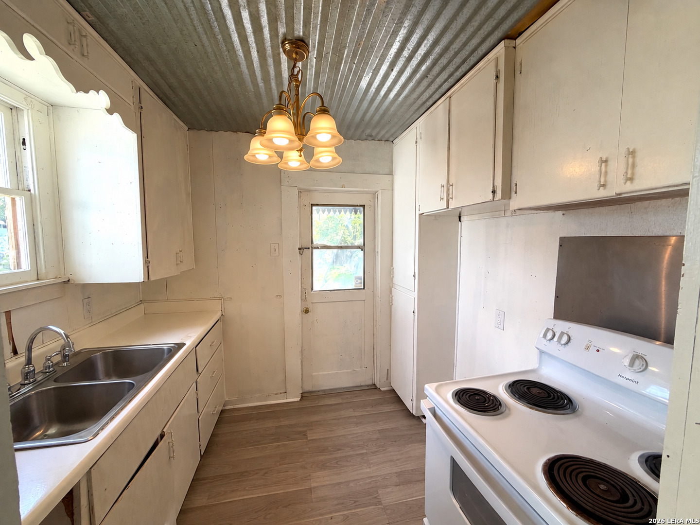 619 S ERKEL AVE, Seguin, TX 78155