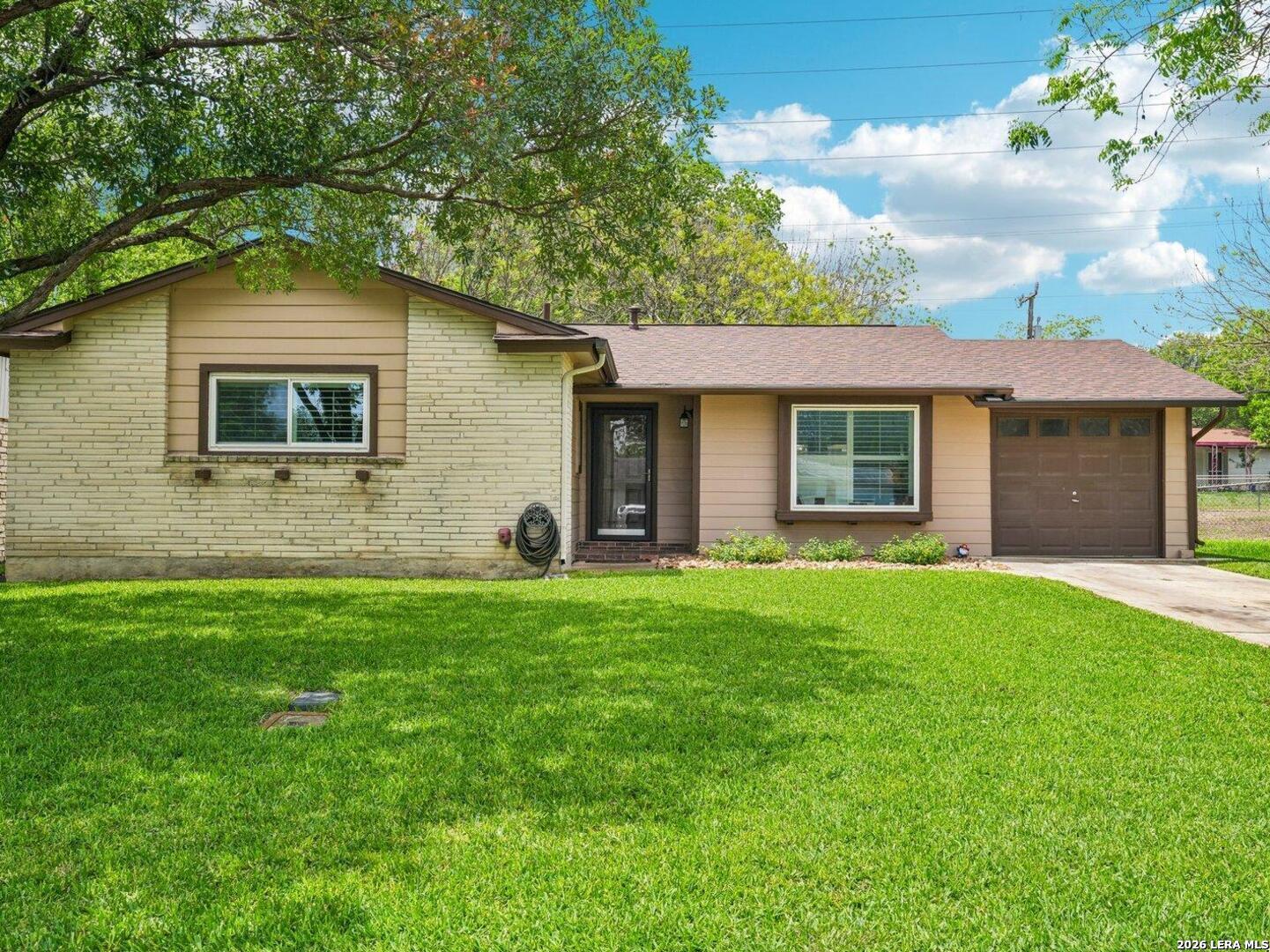 Property photo for 915 HORSESHOE TRL, Universal City, TX