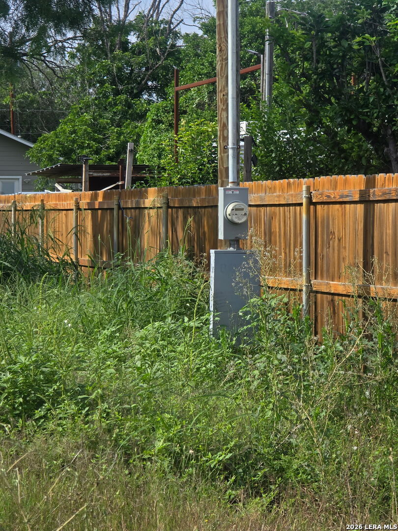 8107 W DIXON RD, Somerset, TX 78069