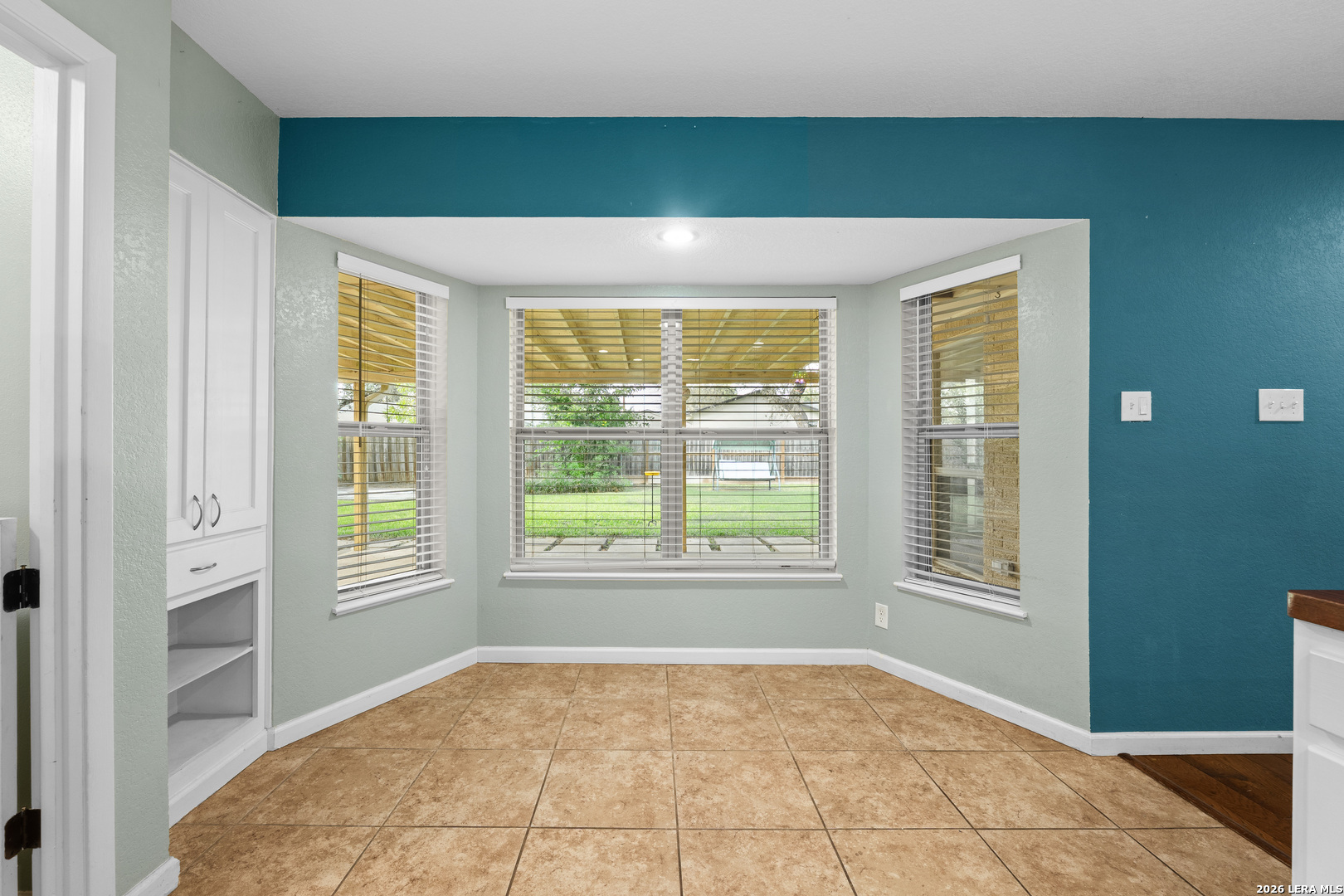 325 MEADOWBROOK DR, Hollywoodpark, TX 78232