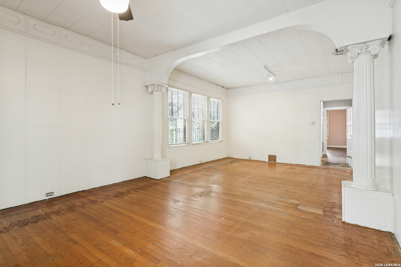 323 W LULLWOOD AVE, San Antonio, TX 78212