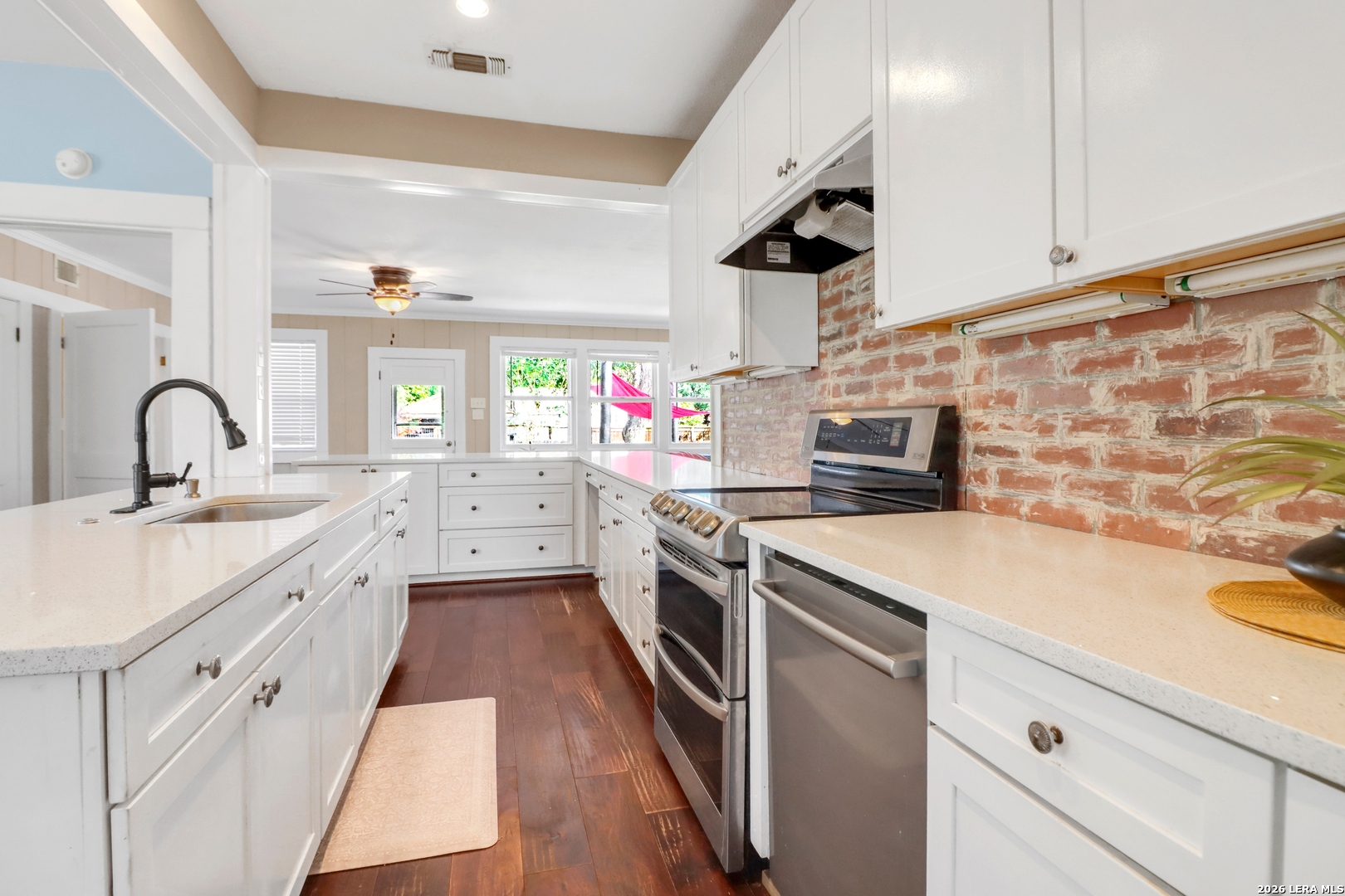 966 Bismark, Seguin, TX 78155