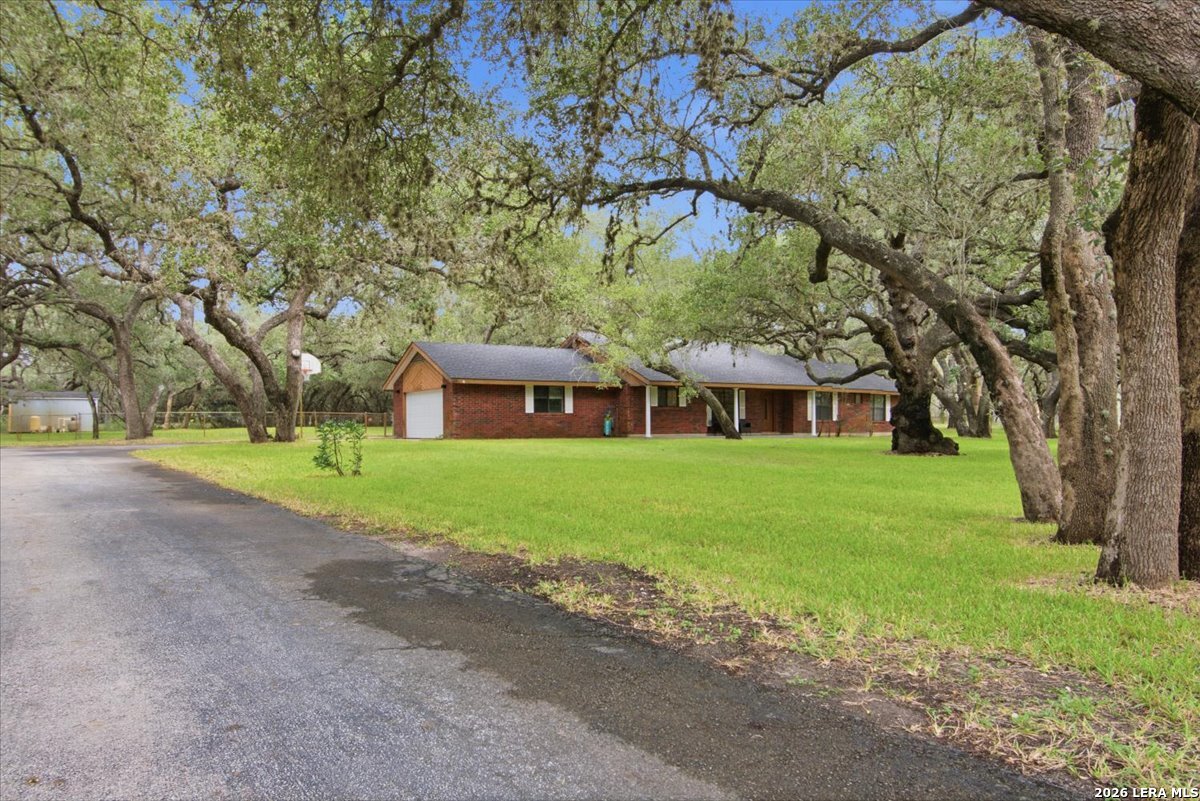 117 Oak Fields Dr, Floresville, TX 78114