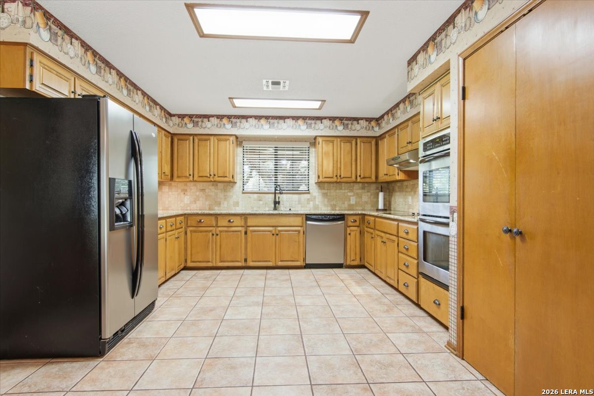 117 Oak Fields Dr, Floresville, TX 78114