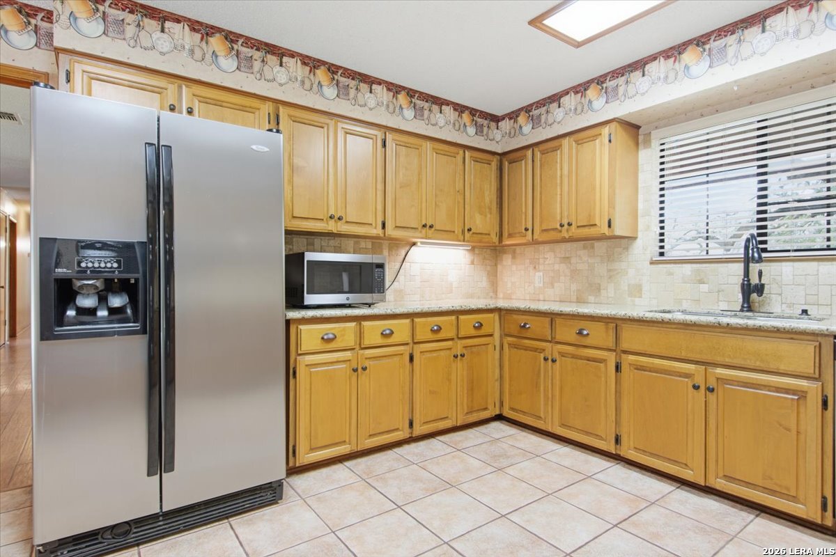 117 Oak Fields Dr, Floresville, TX 78114