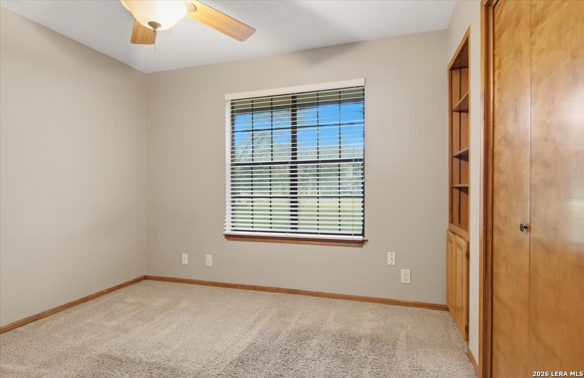 117 Oak Fields Dr, Floresville, TX 78114