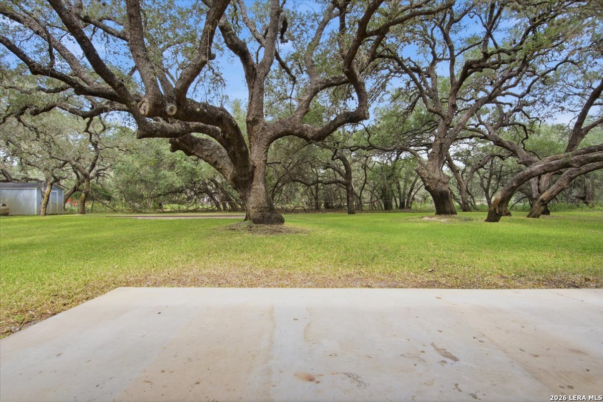 117 Oak Fields Dr, Floresville, TX 78114
