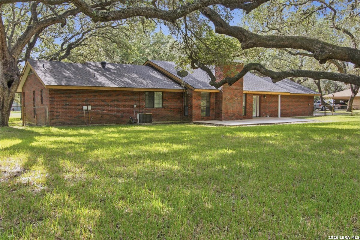 117 Oak Fields Dr, Floresville, TX 78114