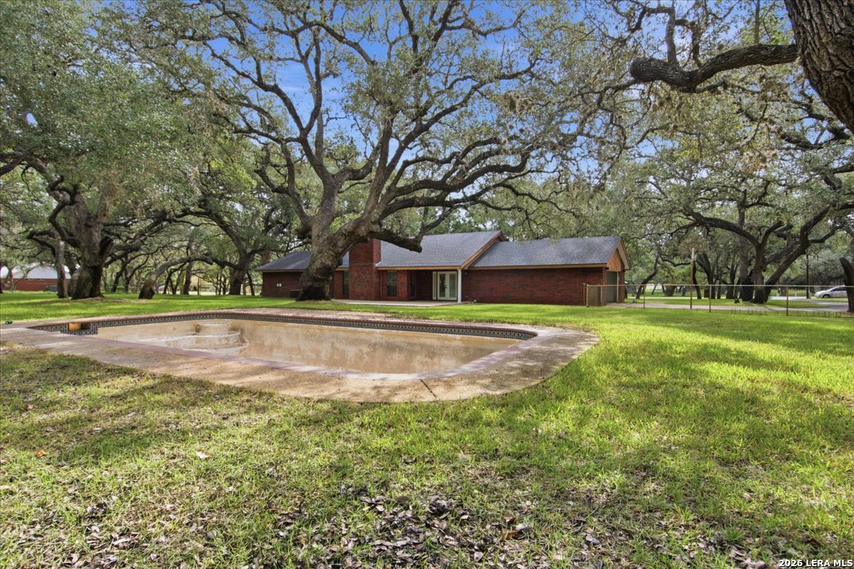 117 Oak Fields Dr, Floresville, TX 78114