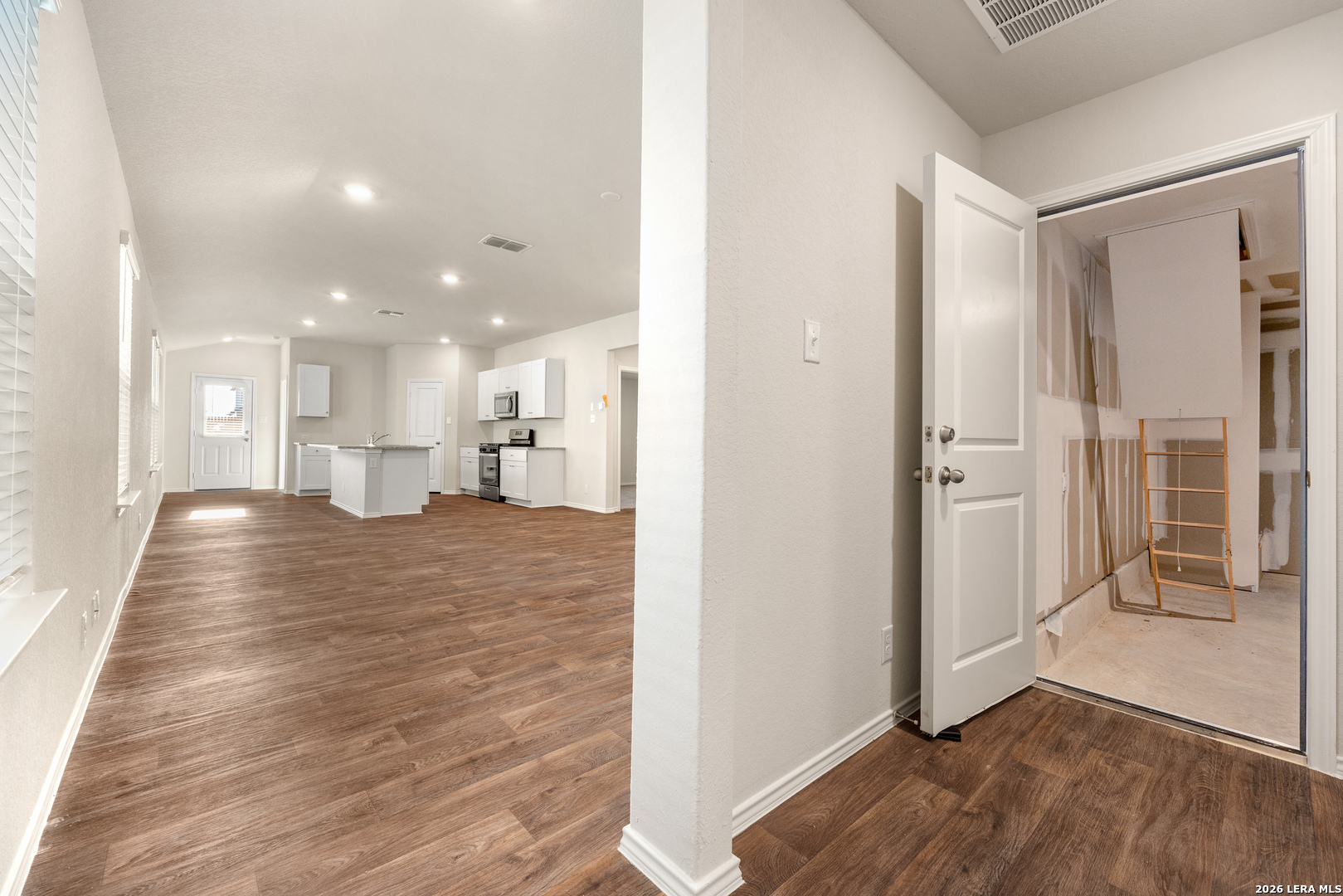 148 CHIPPING ALY, Floresville, TX 78114