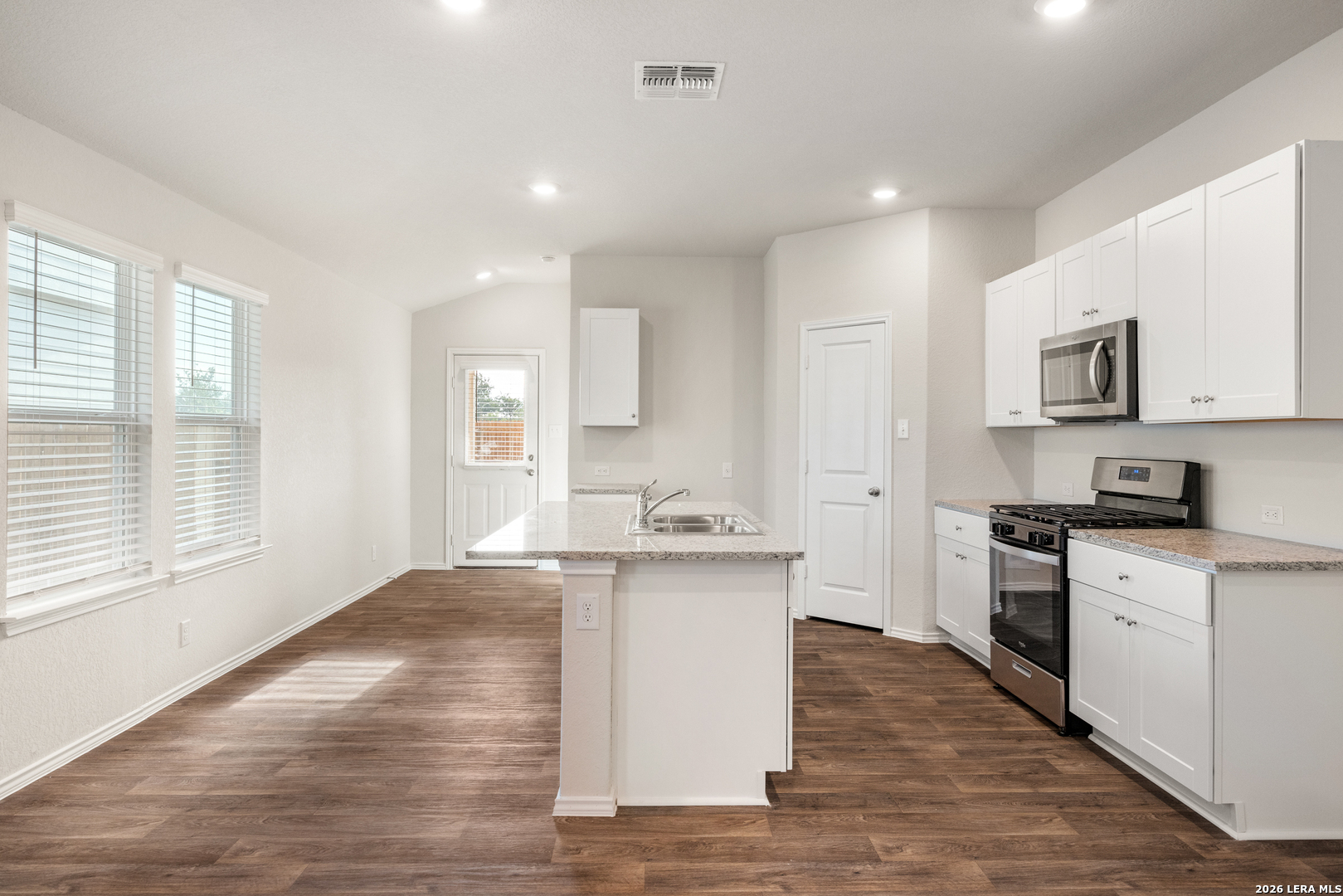 148 CHIPPING ALY, Floresville, TX 78114