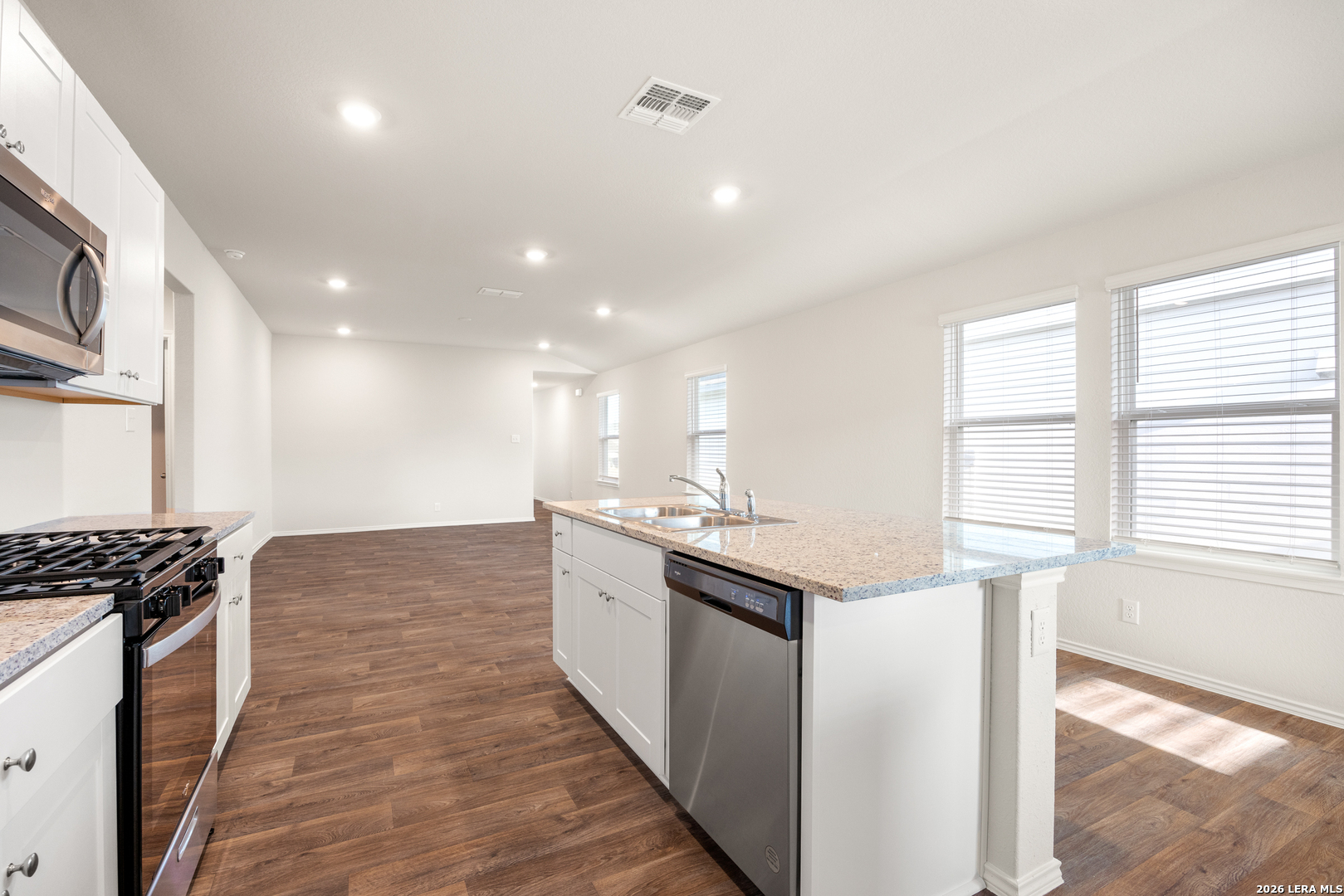 148 CHIPPING ALY, Floresville, TX 78114