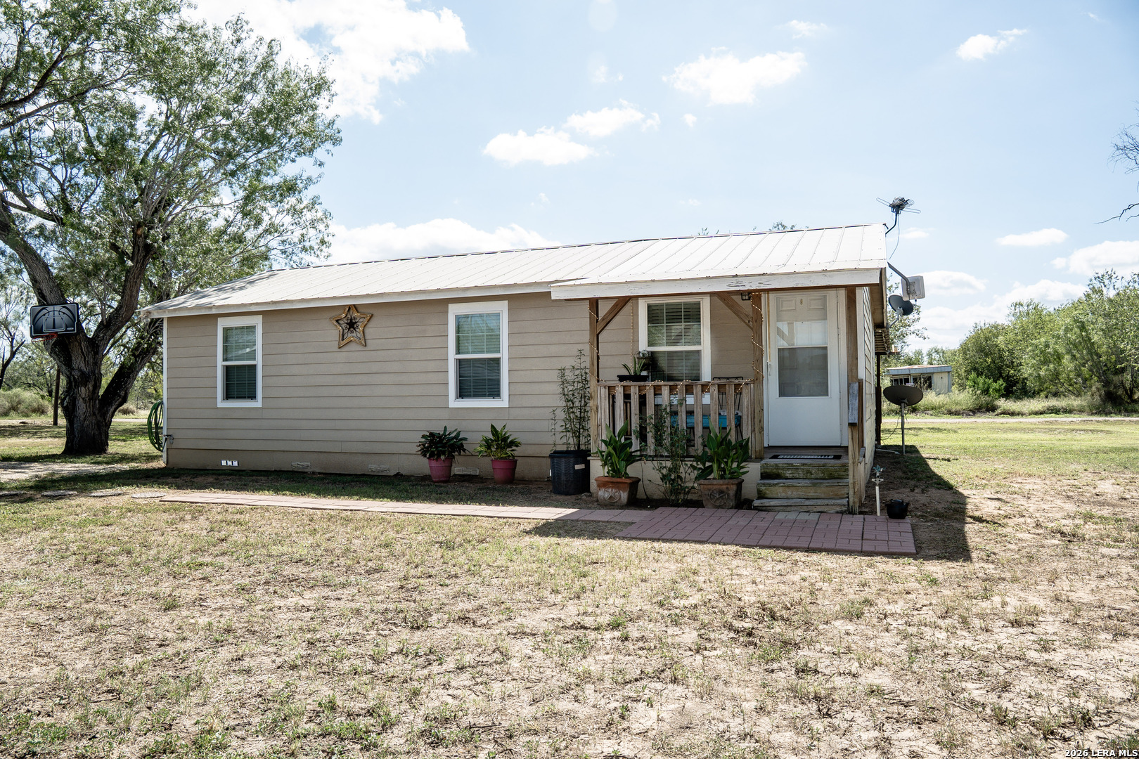 309 E Ave, Christine, TX 78012