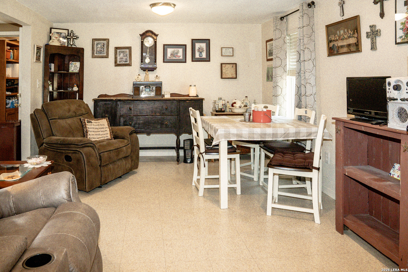 309 E Ave, Christine, TX 78012