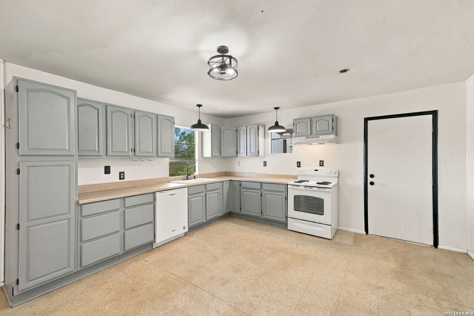 8486 S LOOP 1604 E, Elmendorf, TX 78112