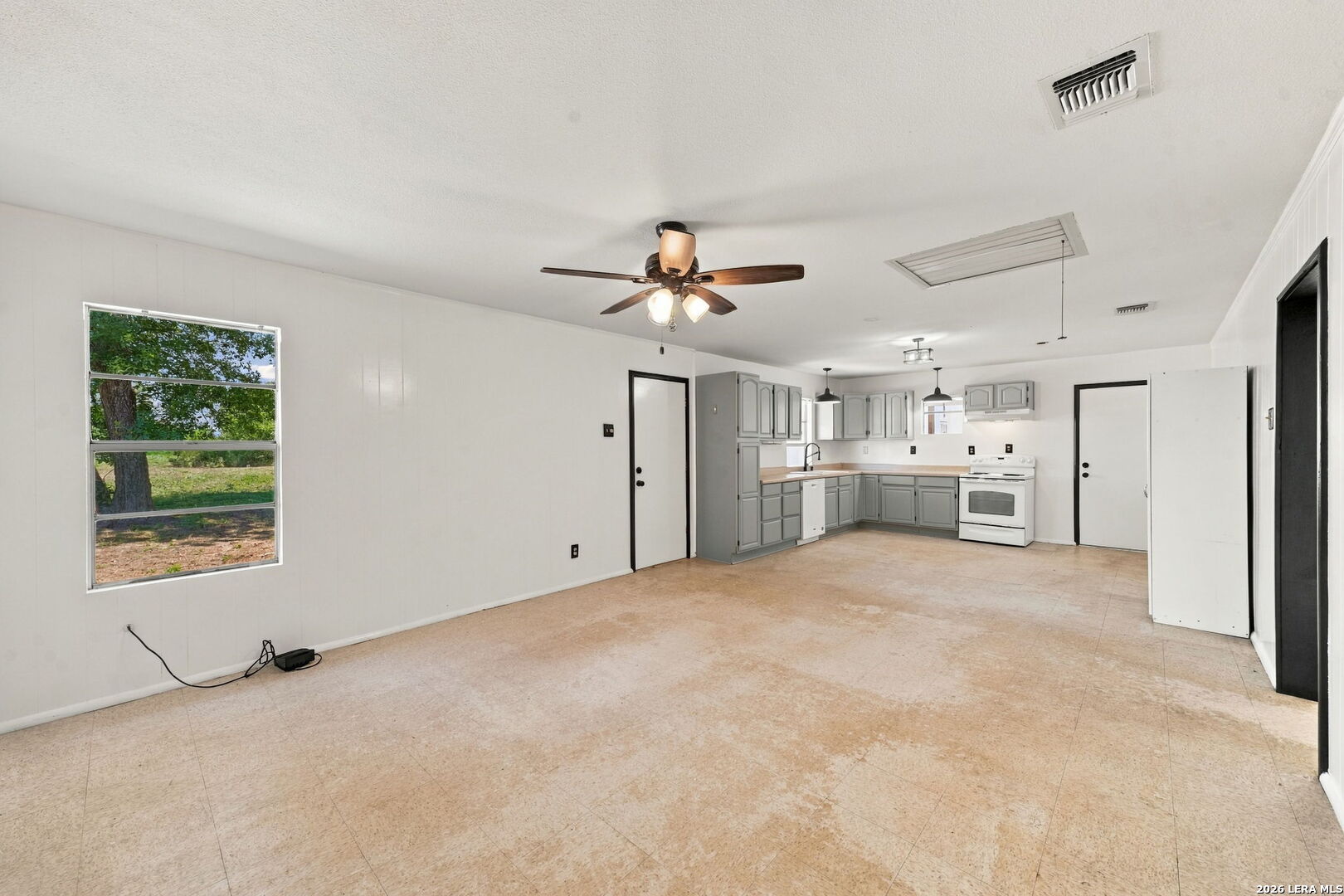 8486 S LOOP 1604 E, Elmendorf, TX 78112