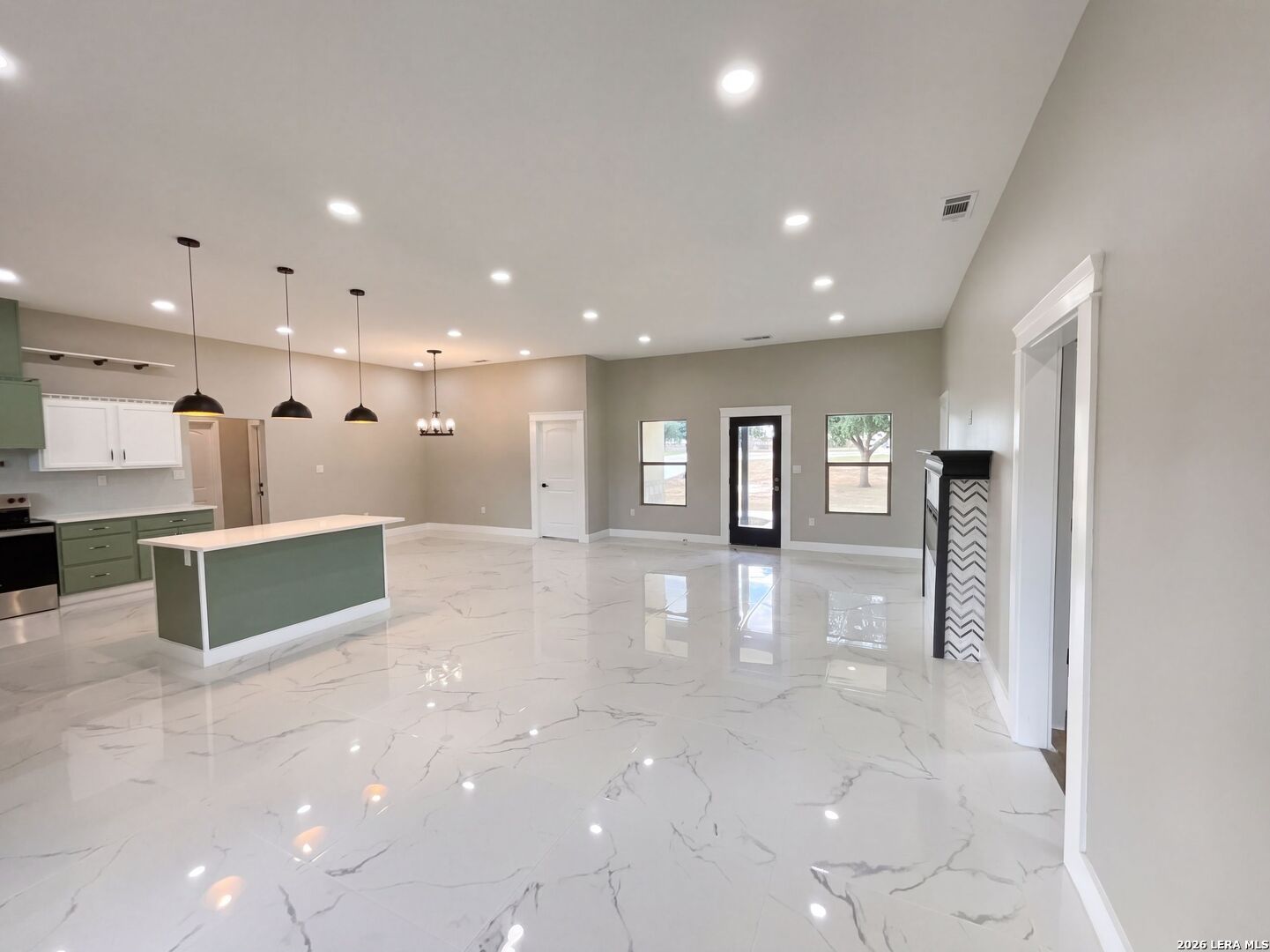 185 E MEDIUM MEADOW DR, Lytle, TX 78052
