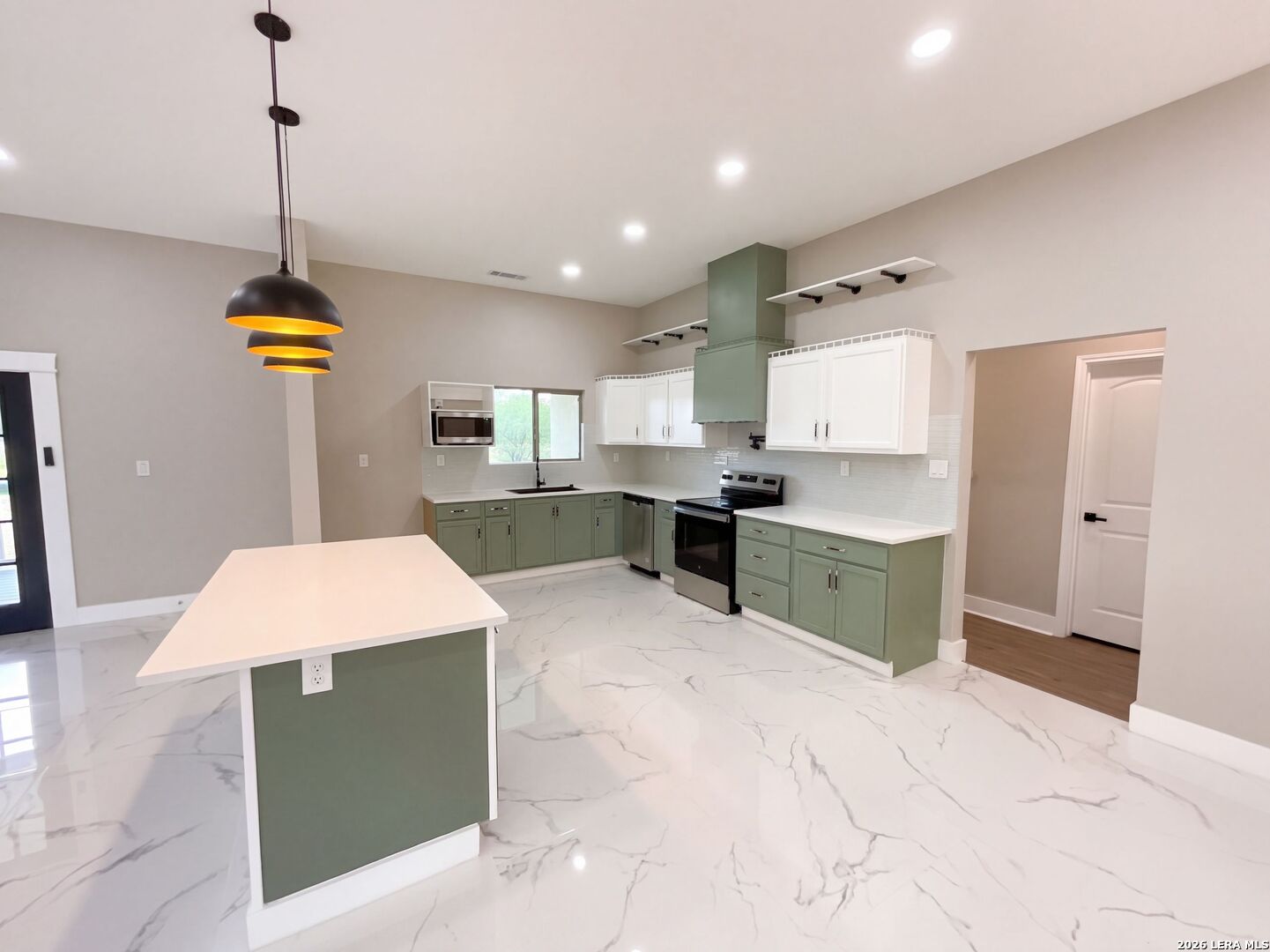 185 E MEDIUM MEADOW DR, Lytle, TX 78052