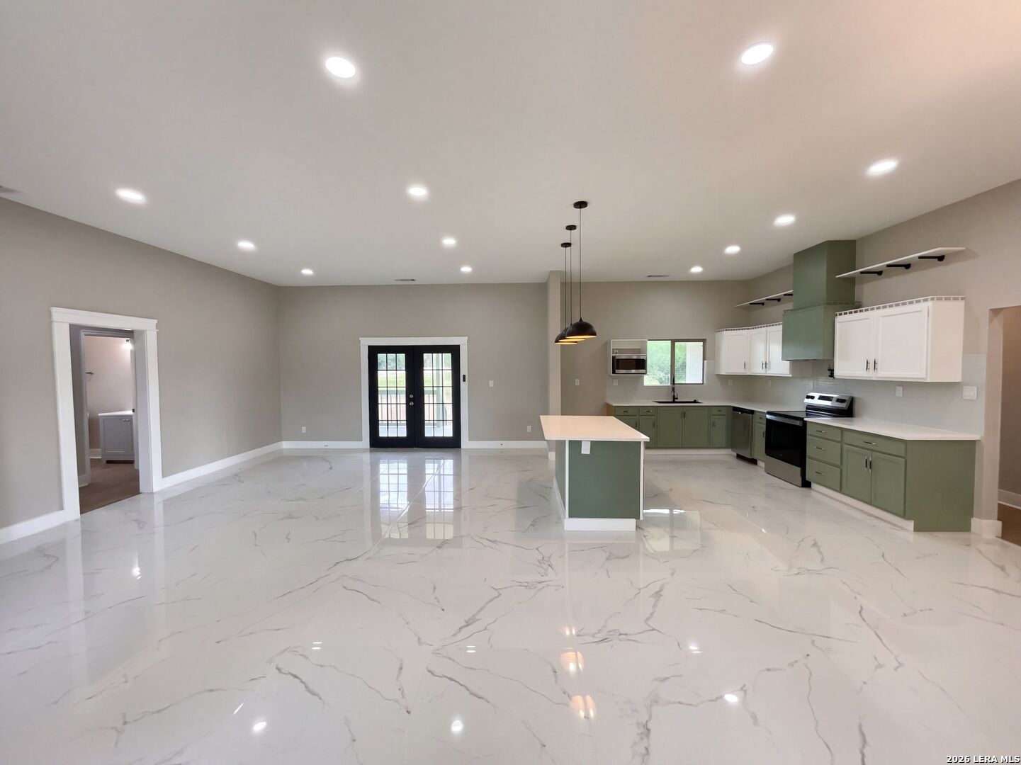 185 E MEDIUM MEADOW DR, Lytle, TX 78052