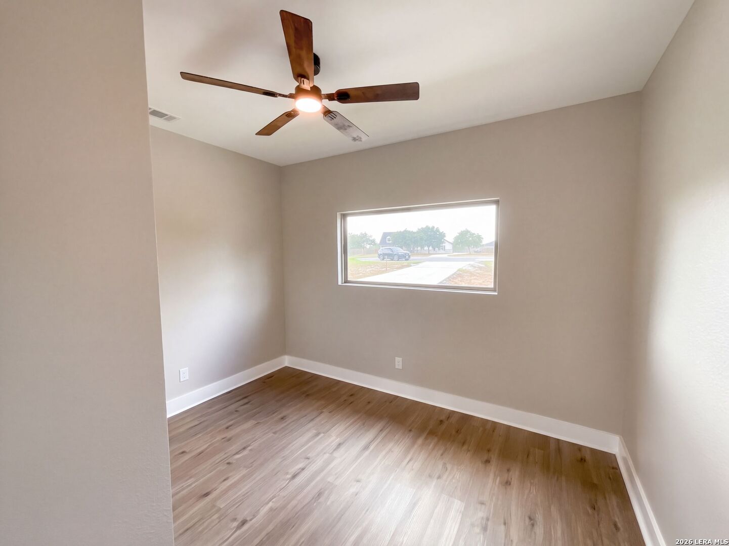 185 E MEDIUM MEADOW DR, Lytle, TX 78052