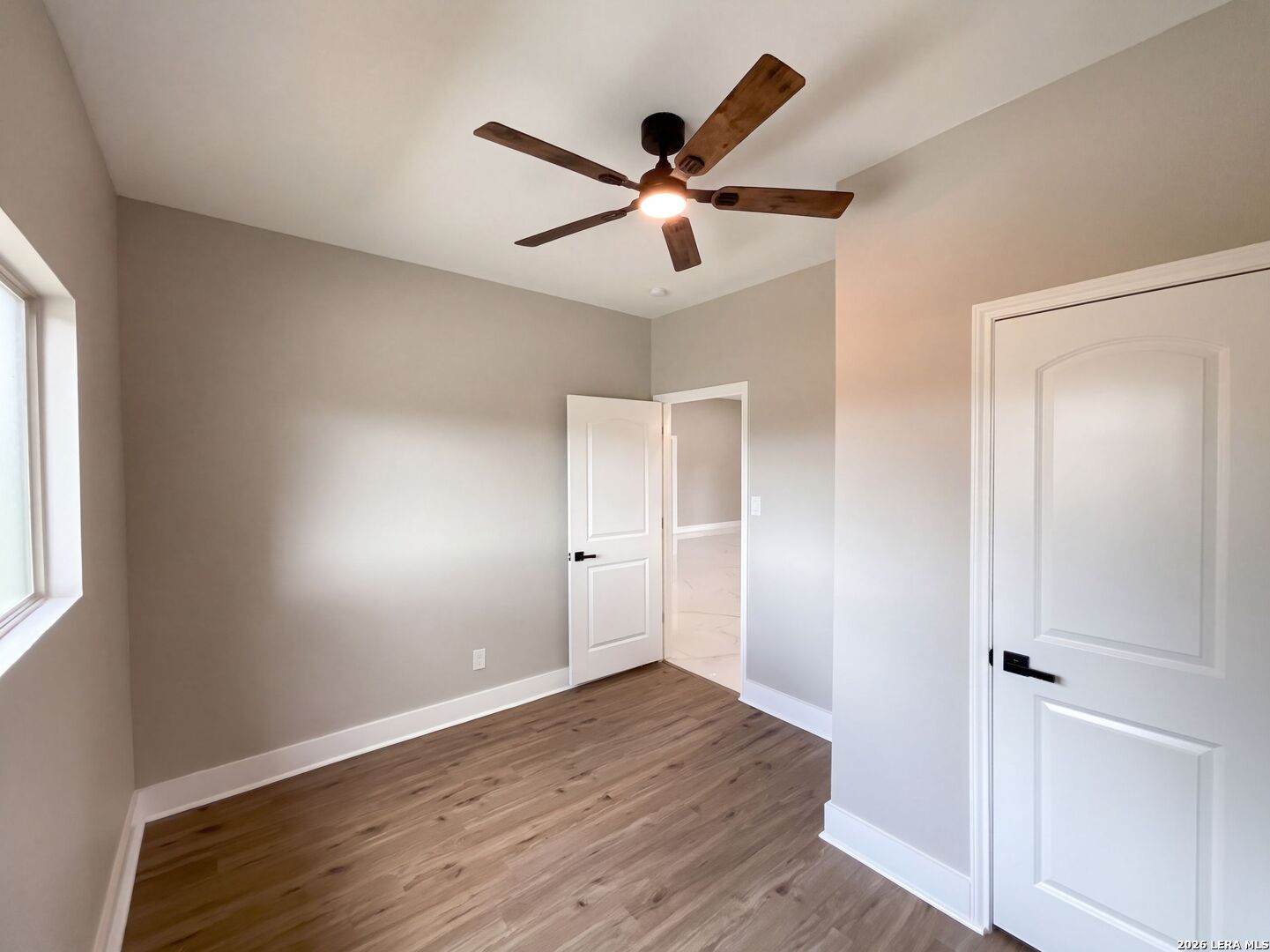 185 E MEDIUM MEADOW DR, Lytle, TX 78052