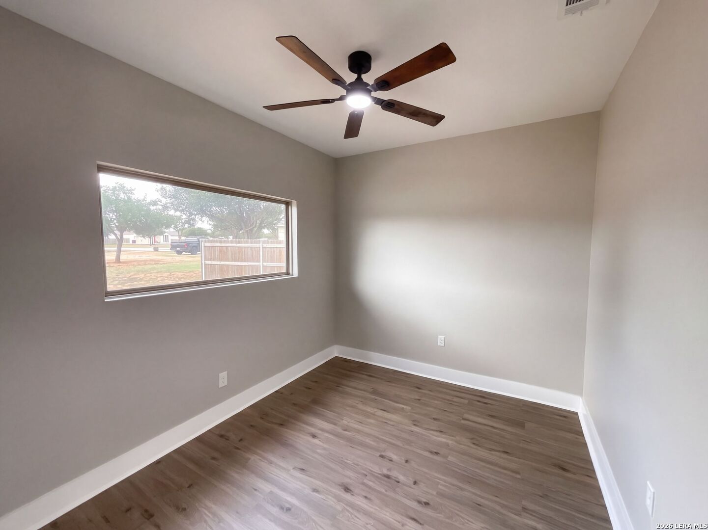 185 E MEDIUM MEADOW DR, Lytle, TX 78052