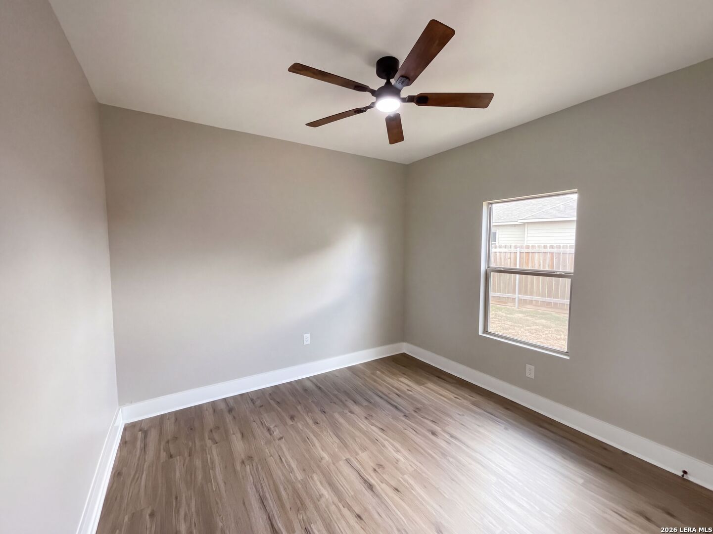 185 E MEDIUM MEADOW DR, Lytle, TX 78052