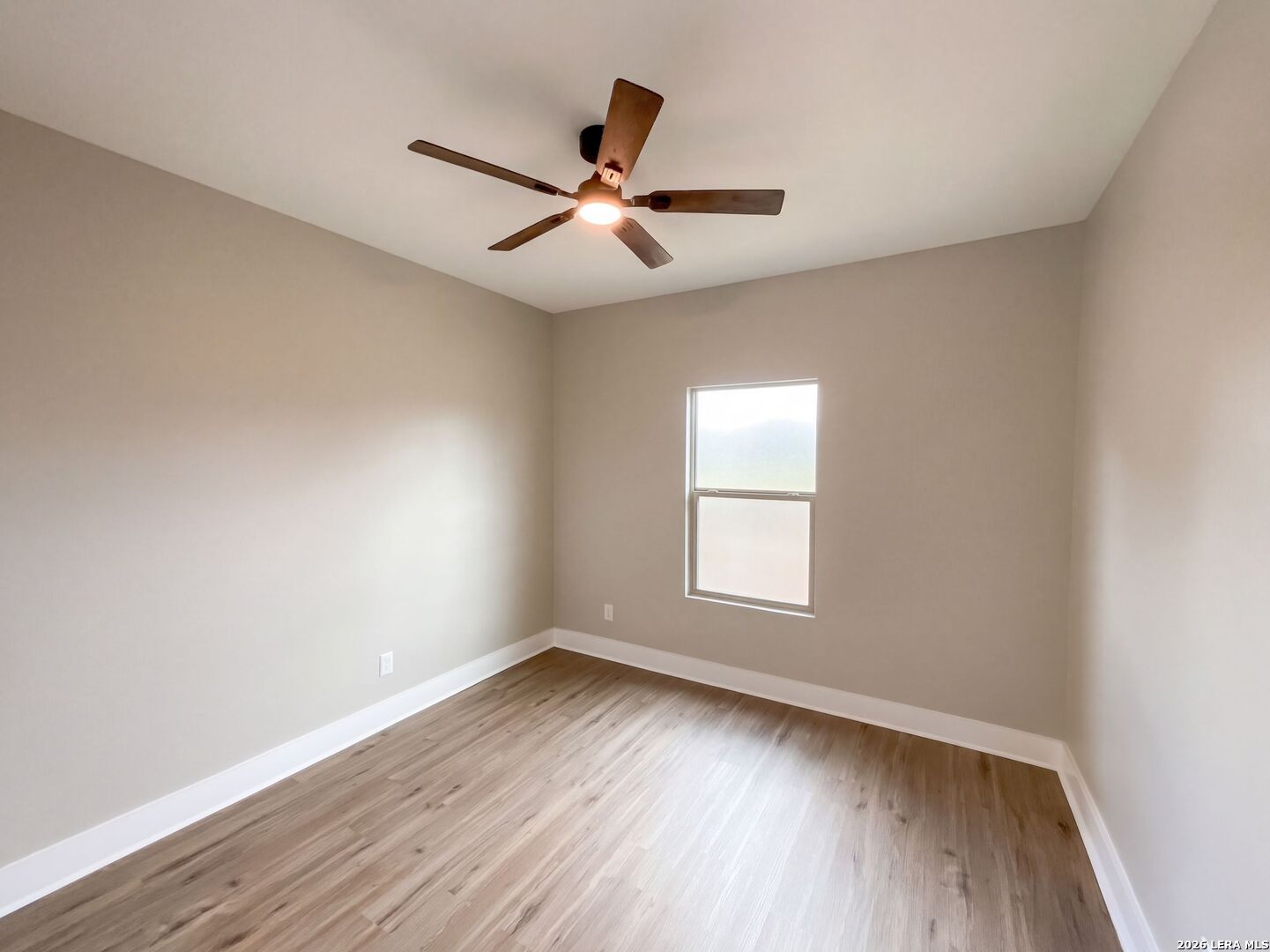 185 E MEDIUM MEADOW DR, Lytle, TX 78052