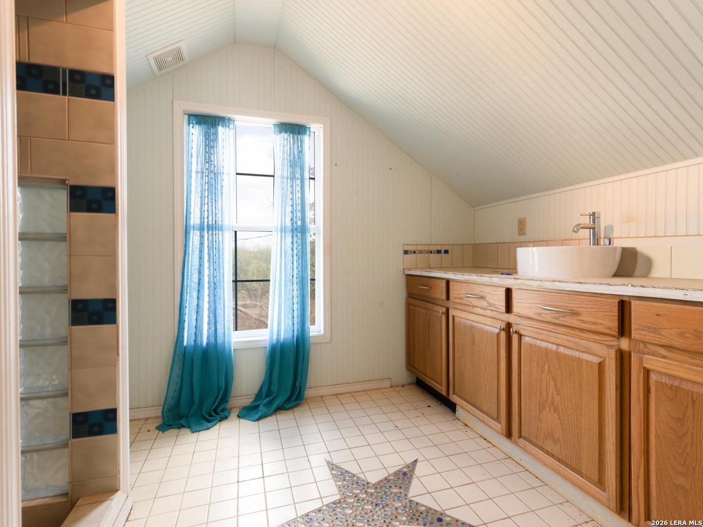 455 E COUNTY ROAD 6714, Natalia, TX 78059