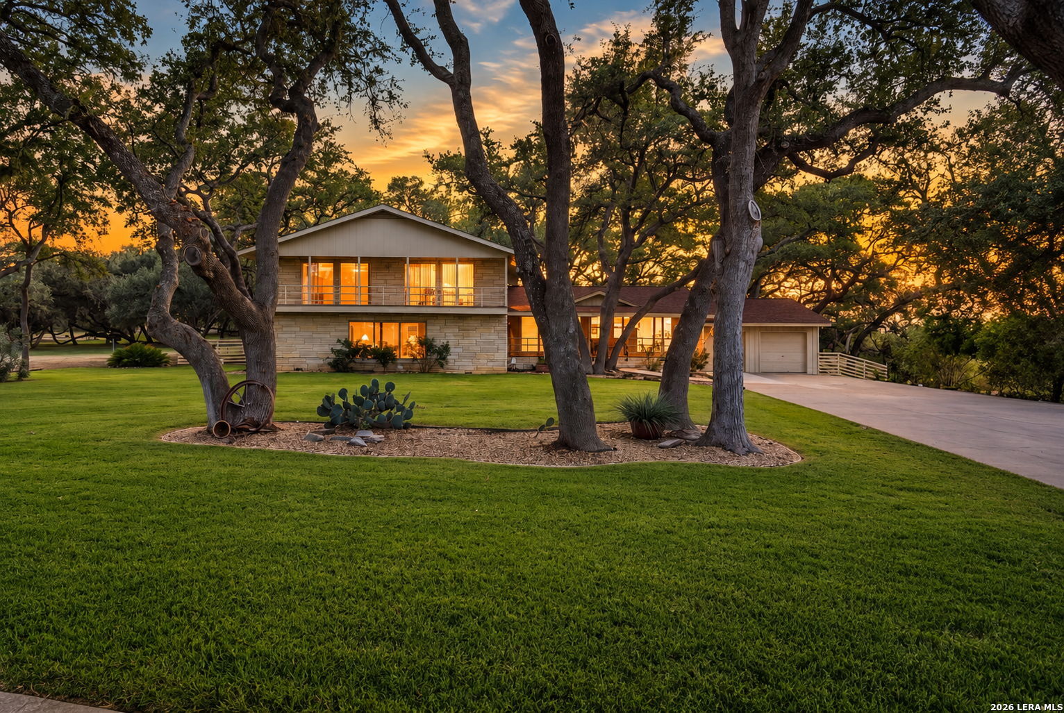 500 KINGS POINT DR, Canyon Lake, TX 78133