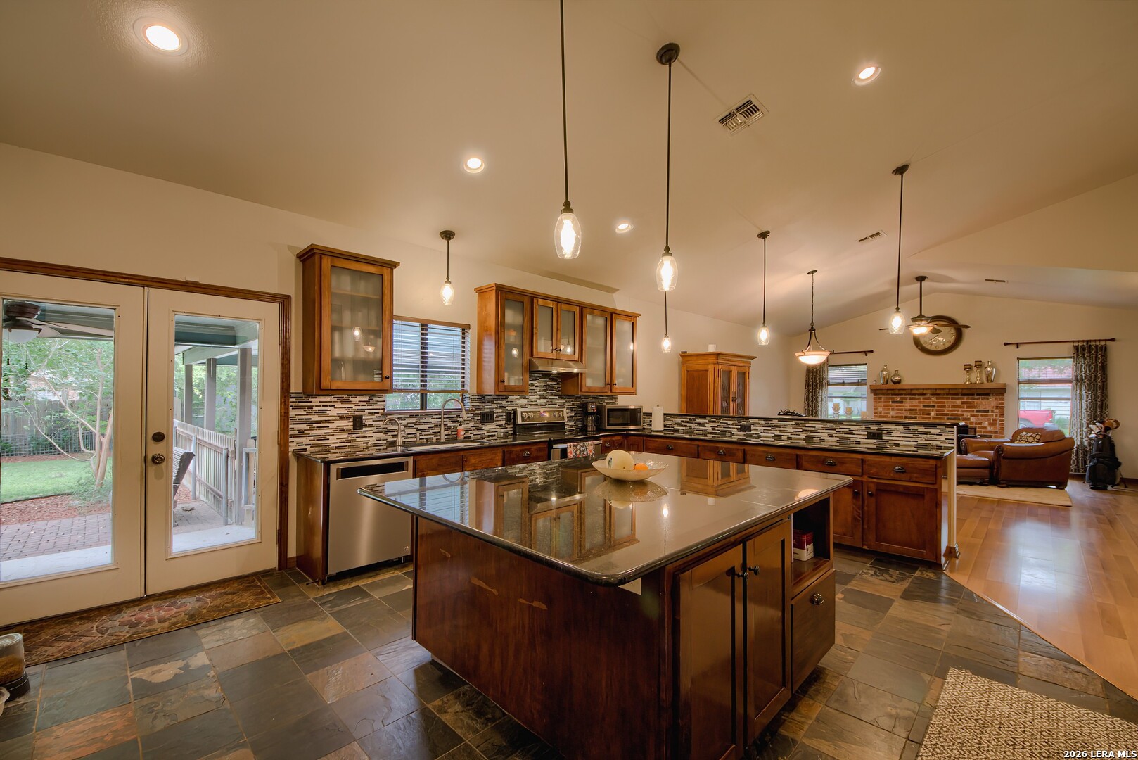2805 Avenue H, Hondo, TX 78861