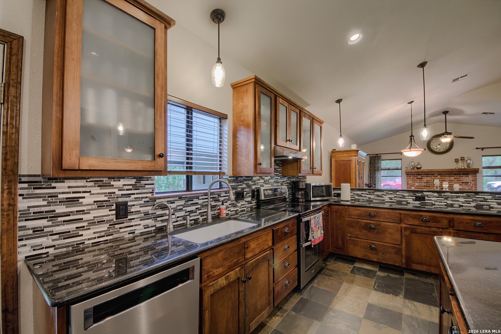 2805 Avenue H, Hondo, TX 78861