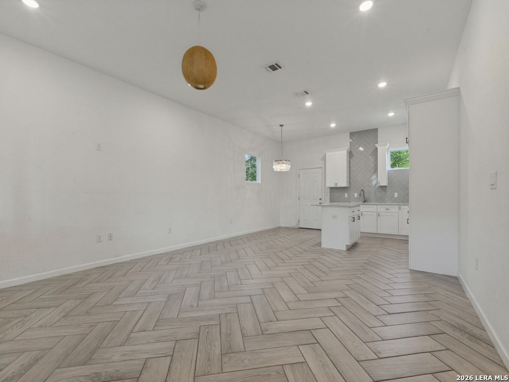 335 Kemper, San Antonio, TX 78207