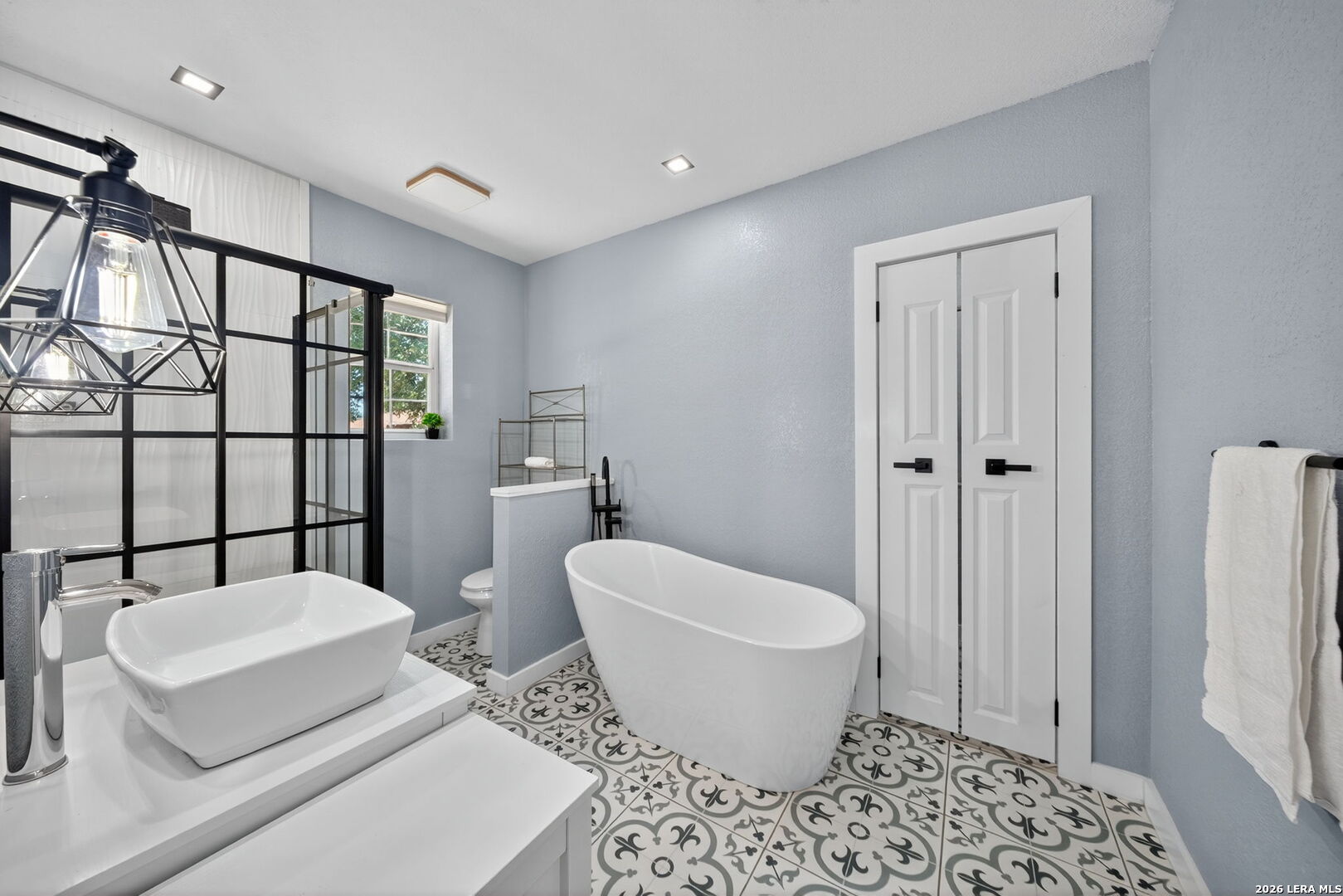 1203 Avenue J, Hondo, TX 78861