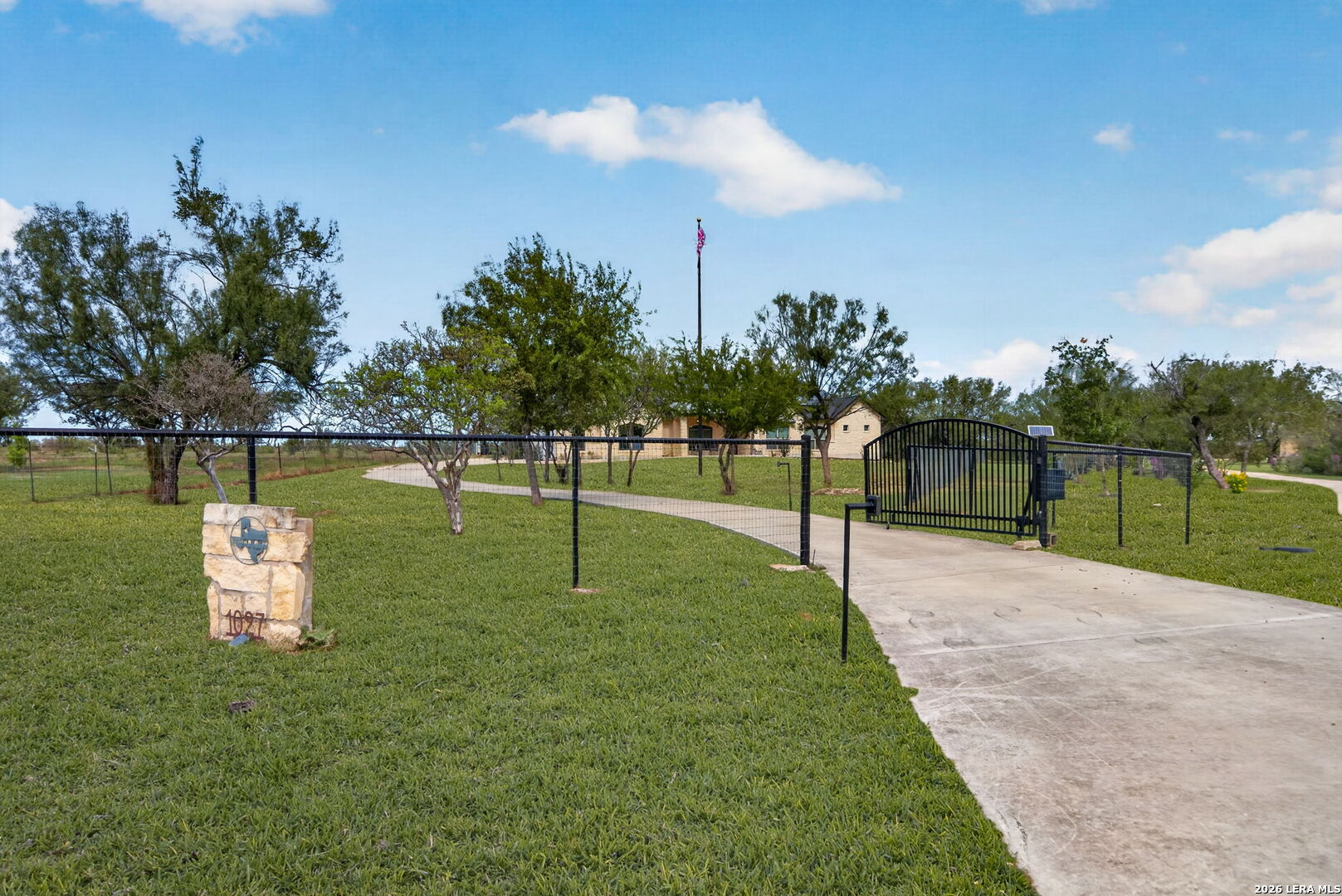 1027 County Road 367, Hondo, TX 78861