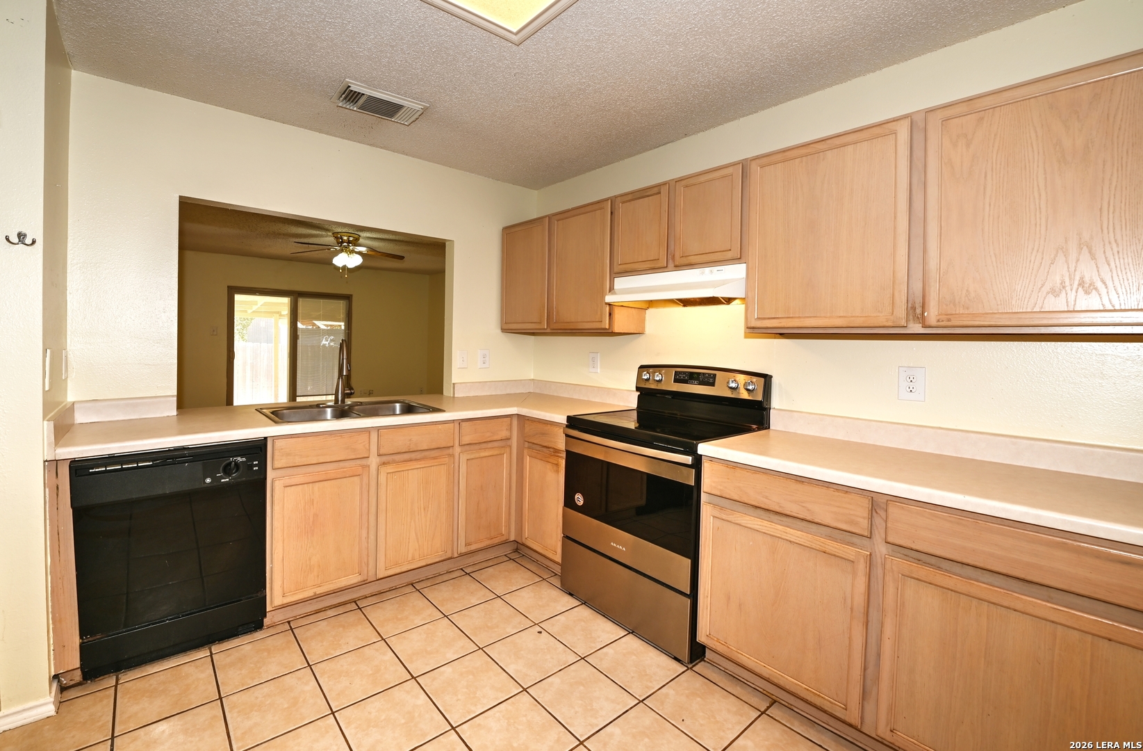 5439 CHAMPIONS HILL DR, San Antonio, TX 78233