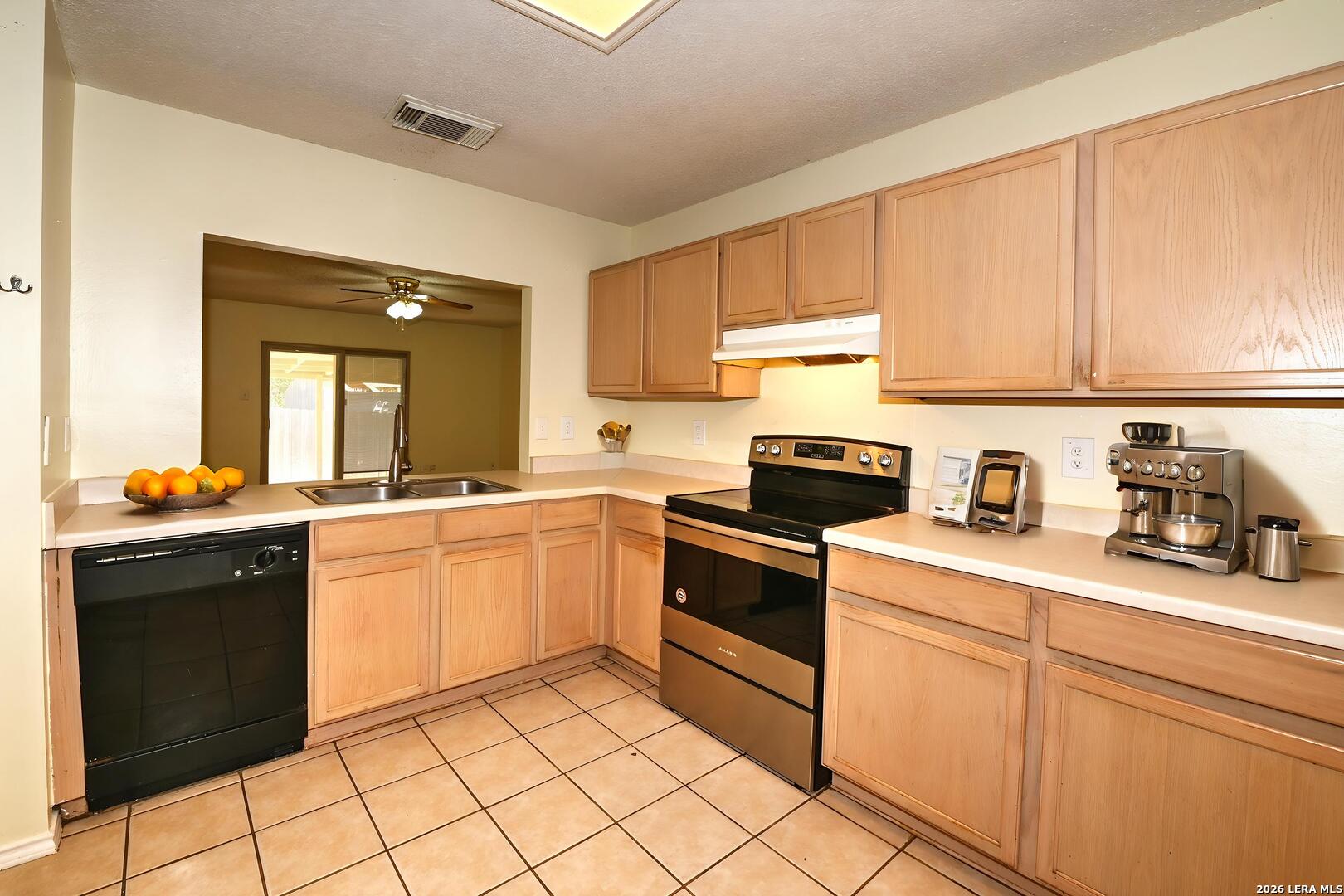 5439 CHAMPIONS HILL DR, San Antonio, TX 78233